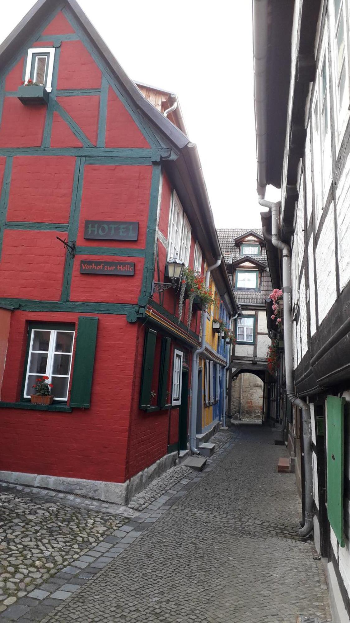 Fachwerkhotel - Ferienhaeuser Vorhof Zur Hoelle Quedlinburg Esterno foto
