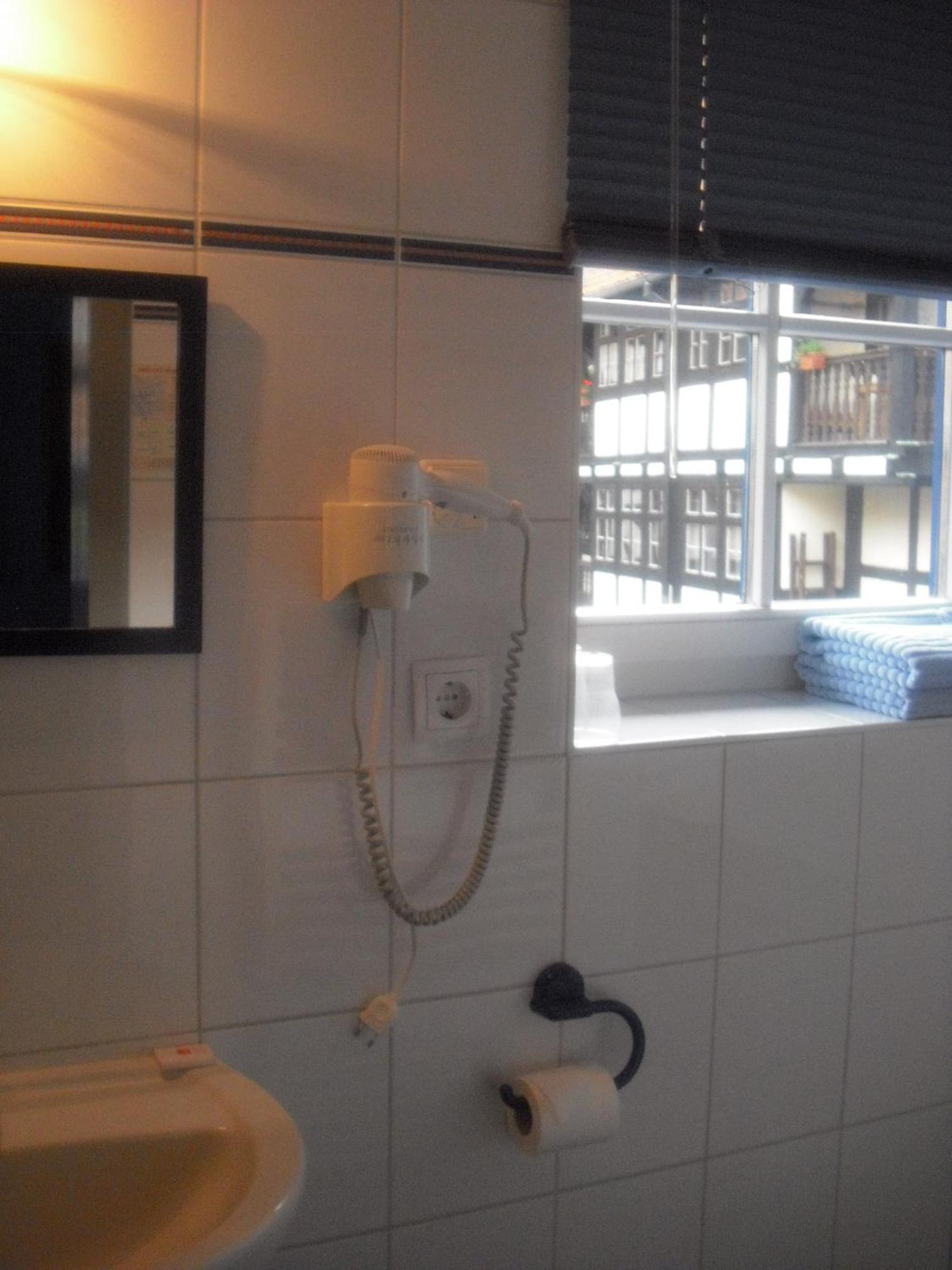 Fachwerkhotel - Ferienhaeuser Vorhof Zur Hoelle Quedlinburg Camera foto